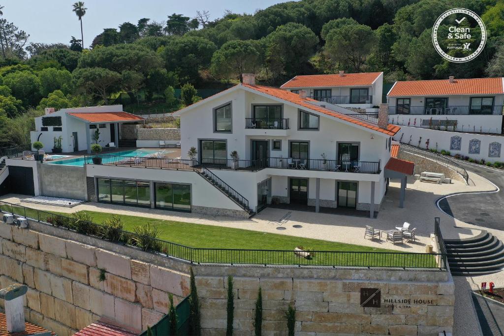 een luchtzicht op een huis met een zwembad bij Hillside House Suites & Spa in Foz do Arelho