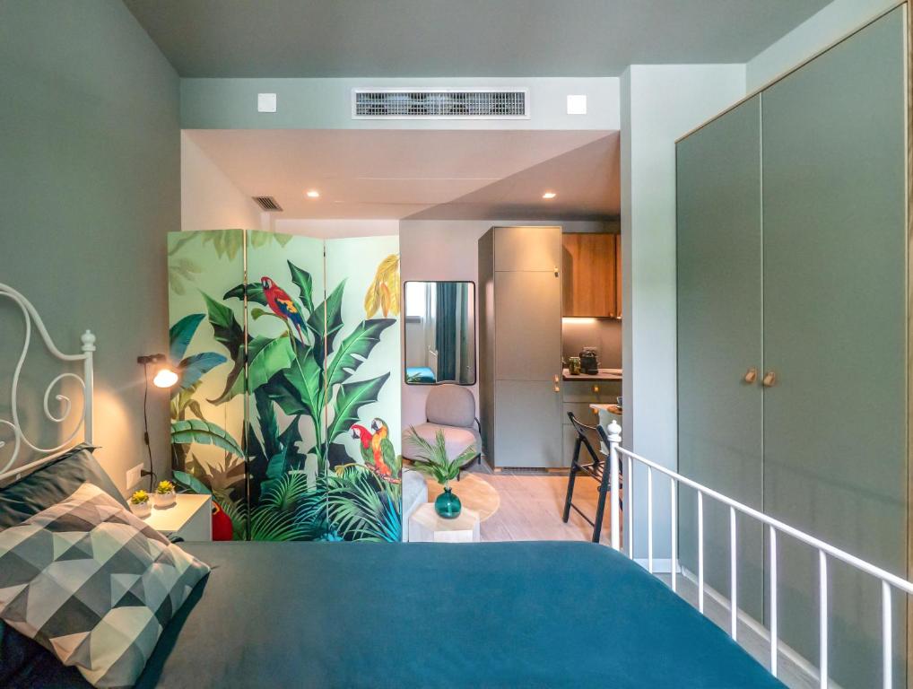ミラノにあるThe Suite Spotのベッドルーム1室(青いベッド1台付)