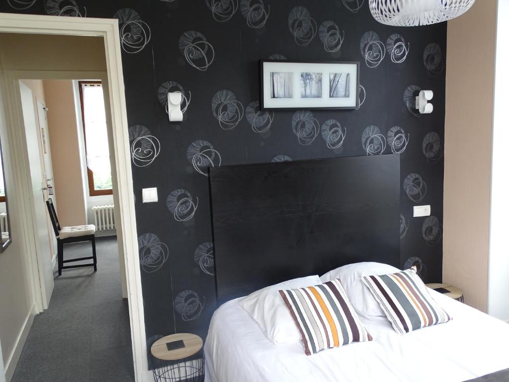 Postel nebo postele na pokoji v ubytování Hôtel Ambroise