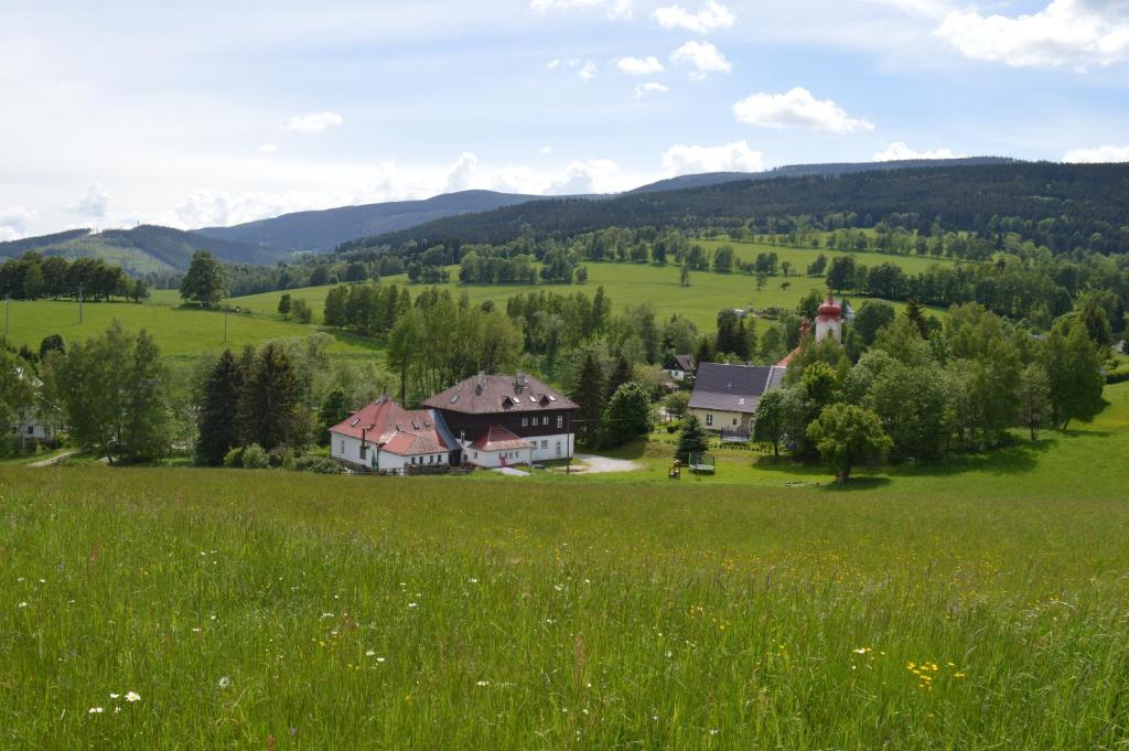 スタレー・ムニェストにあるChata Nová Seninkaの山中家屋が並ぶ大緑地