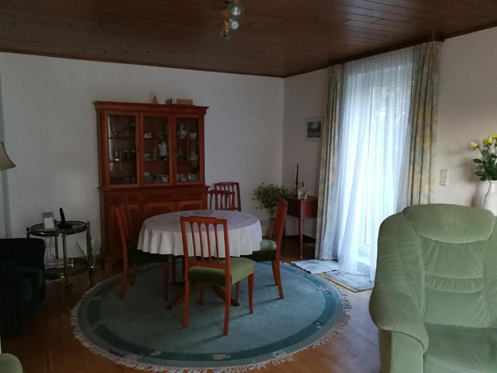 uma sala de jantar com uma mesa e cadeiras num quarto em Ferienwohnung Danziger em Celle