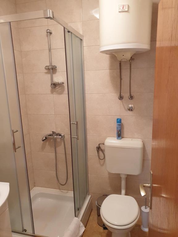 Kúpeľňa v ubytovaní Apartmani i sobe Jusić