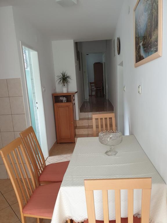 Posedenie v ubytovaní Apartmani i sobe Jusić