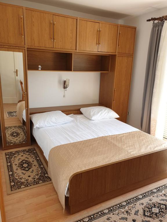 Posteľ alebo postele v izbe v ubytovaní Apartmani i sobe Jusić