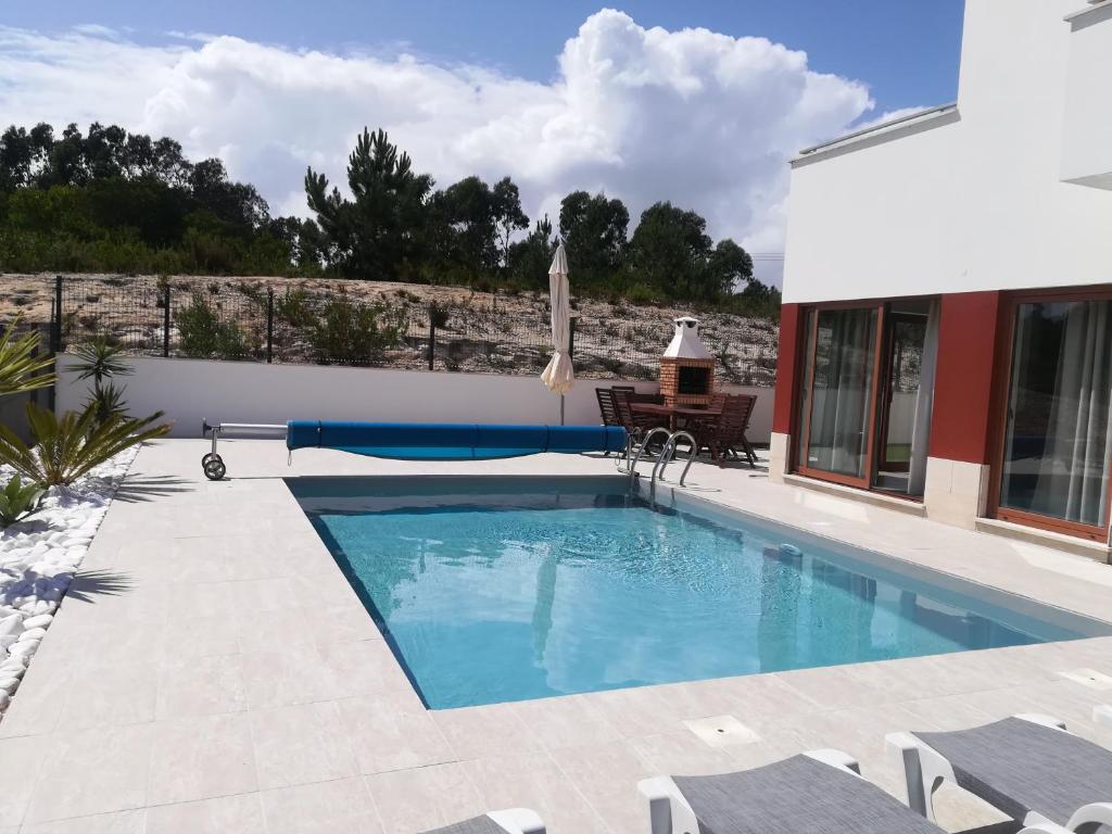 een zwembad in de achtertuin van een huis bij DaLagoa Charm Villa Pool Beach in Vau