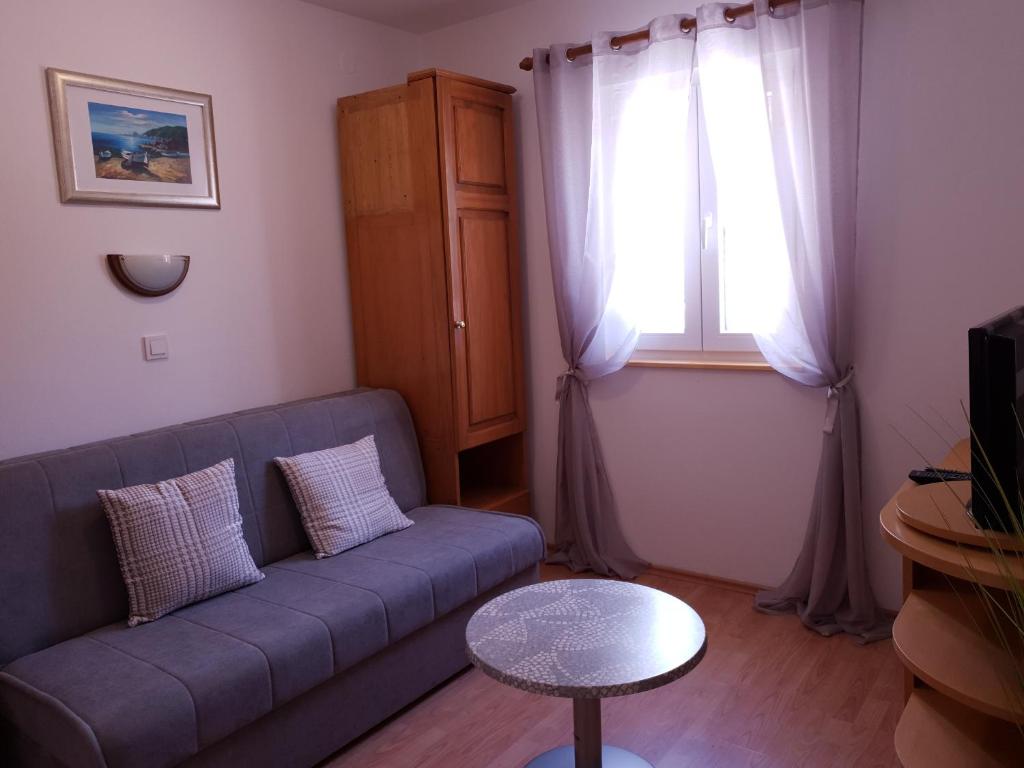 Televízia a/alebo spoločenská miestnosť v ubytovaní Apartmani i sobe Jusić