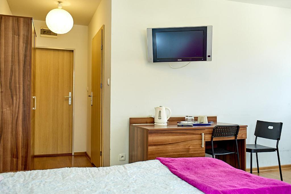 Televízia a/alebo spoločenská miestnosť v ubytovaní Amber House
