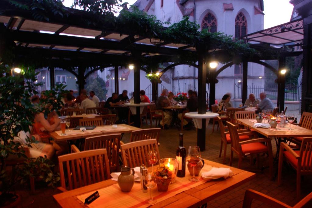 Restaurace v ubytování AKZENT Hotel Berg's Alte Bauernschänke- Wellness und Wein
