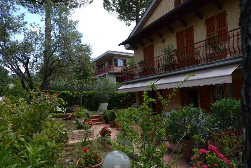 um jardim em frente a uma casa com flores em B&B Casa Cettina em Macerata