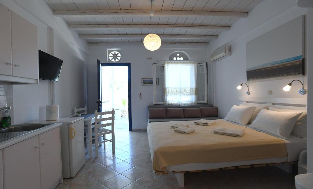 Postel nebo postele na pokoji v ubytování Nostos Beachfront Apartments & Studios