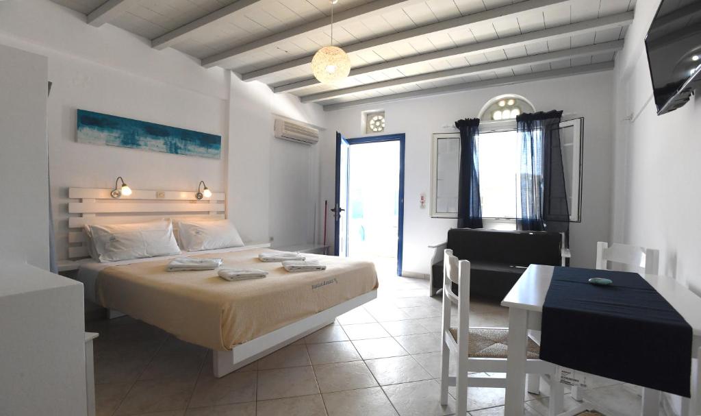 Postel nebo postele na pokoji v ubytování Nostos Beachfront Apartments & Studios