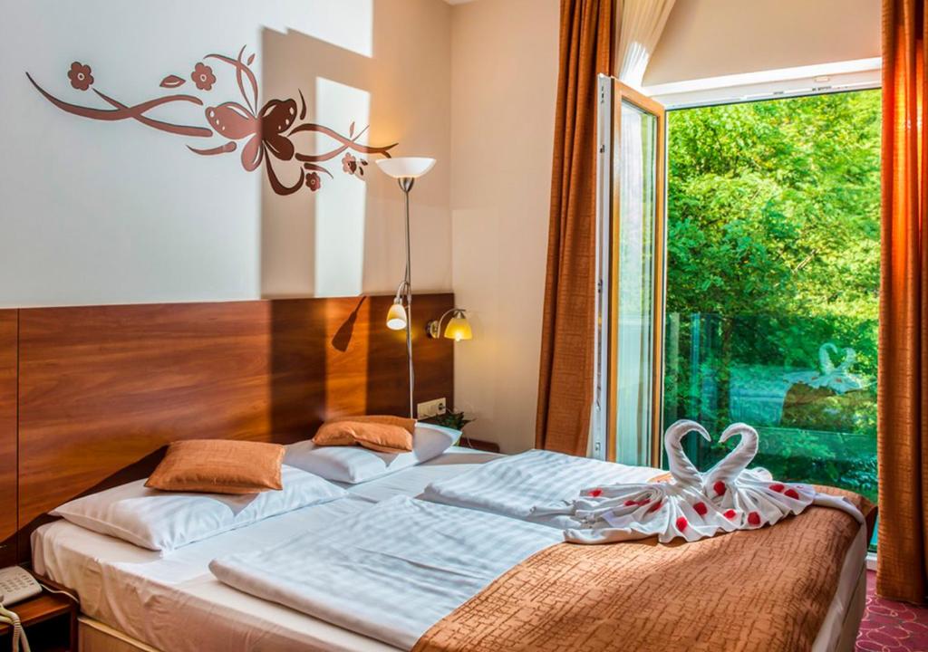 Posteľ alebo postele v izbe v ubytovaní Patak Park Hotel Visegrád