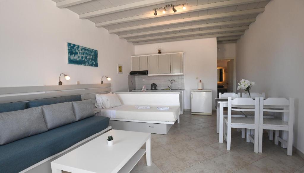 Kuchyň nebo kuchyňský kout v ubytování Nostos Beachfront Apartments & Studios