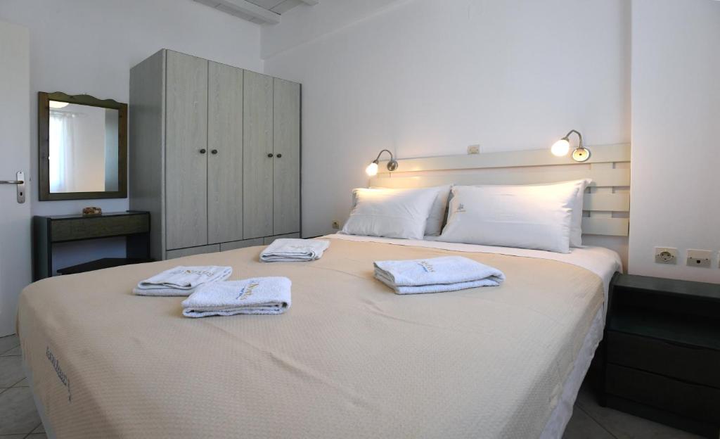 Postel nebo postele na pokoji v ubytování Nostos Beachfront Apartments & Studios