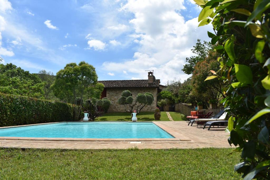 - une piscine dans la cour d'une maison dans l'établissement Santa Croce Resort, à Torgiano