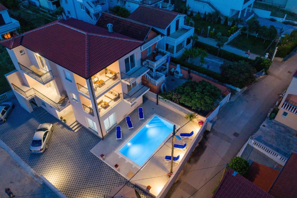 een uitzicht op een huis met een zwembad bij Villa Thalia in Bibinje
