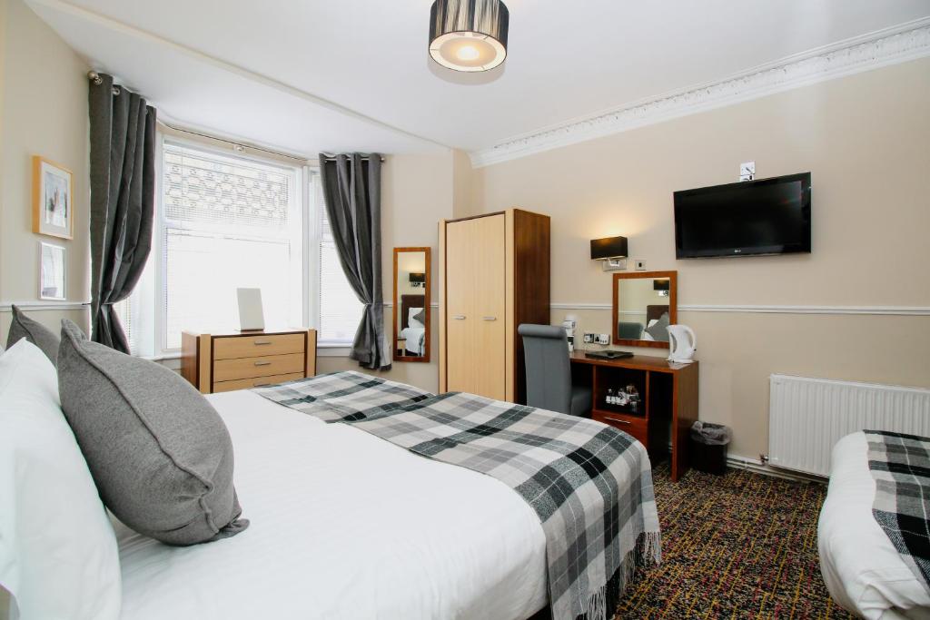 Postel nebo postele na pokoji v ubytování Kelvingrove Hotel - Sauchiehall St