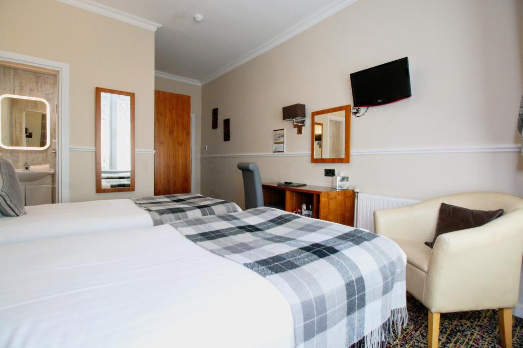 Postel nebo postele na pokoji v ubytování Kelvingrove Hotel - Sauchiehall St