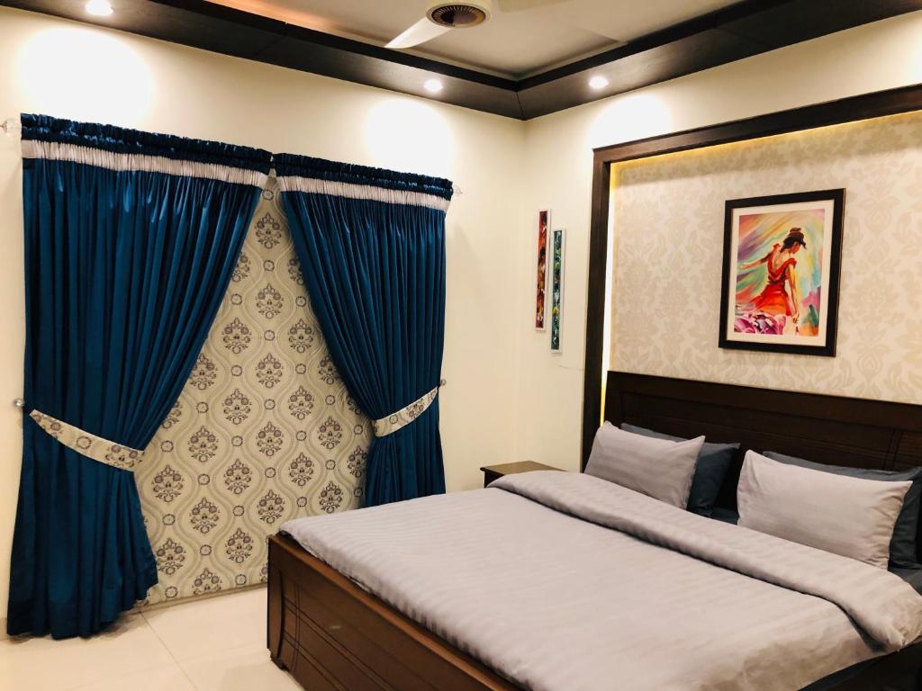 Säng eller sängar i ett rum på Independent Full House Dha 6 Lahore