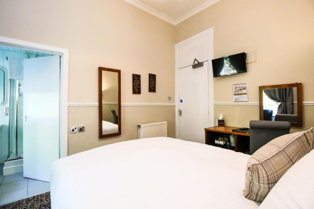 Postel nebo postele na pokoji v ubytování Kelvingrove Hotel - Sauchiehall St