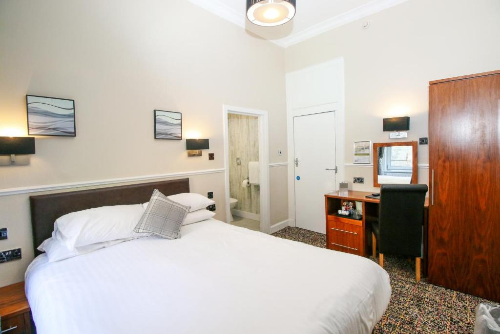 Postel nebo postele na pokoji v ubytování Kelvingrove Hotel - Sauchiehall St