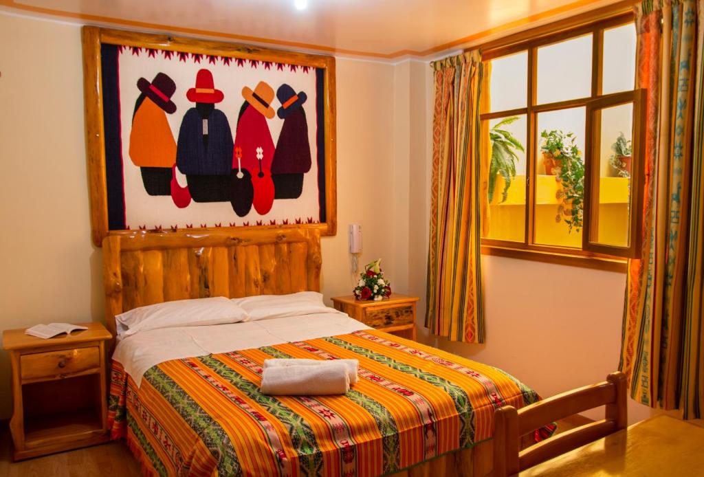 1 dormitorio con cama y ventana en Santa Fe, en Otavalo