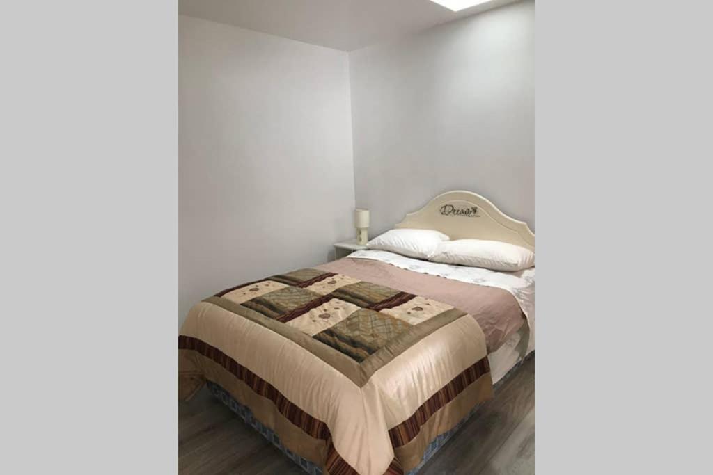 um quarto com uma cama num quarto branco em Robin's Nest em Donegal