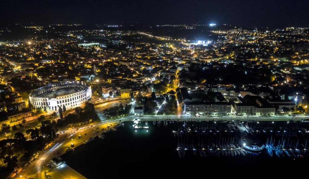 Nespecifikovaný výhled na destinaci Fažana nebo výhled na město při pohledu z vily