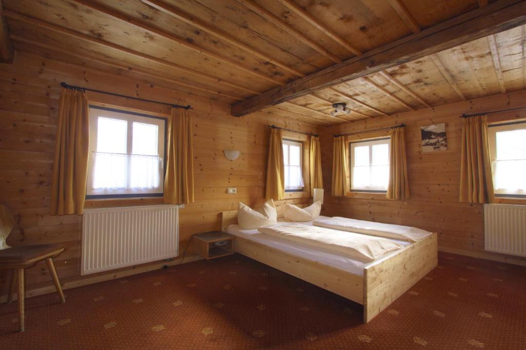 Postel nebo postele na pokoji v ubytování SCOL Sporthotel Großglockner