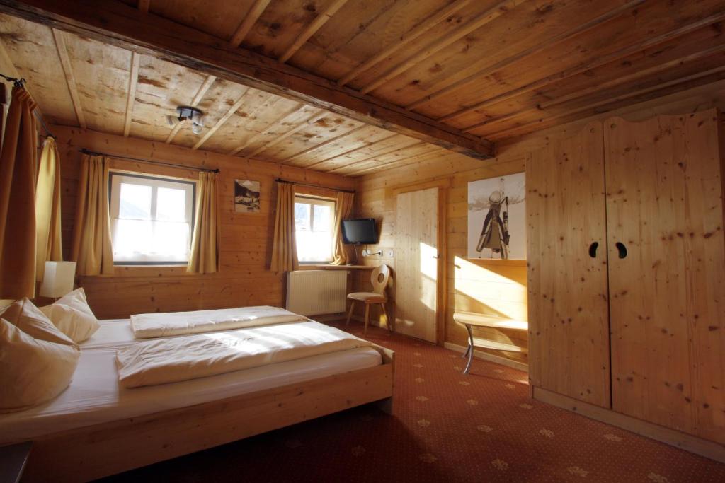 Postel nebo postele na pokoji v ubytování SCOL Sporthotel Großglockner