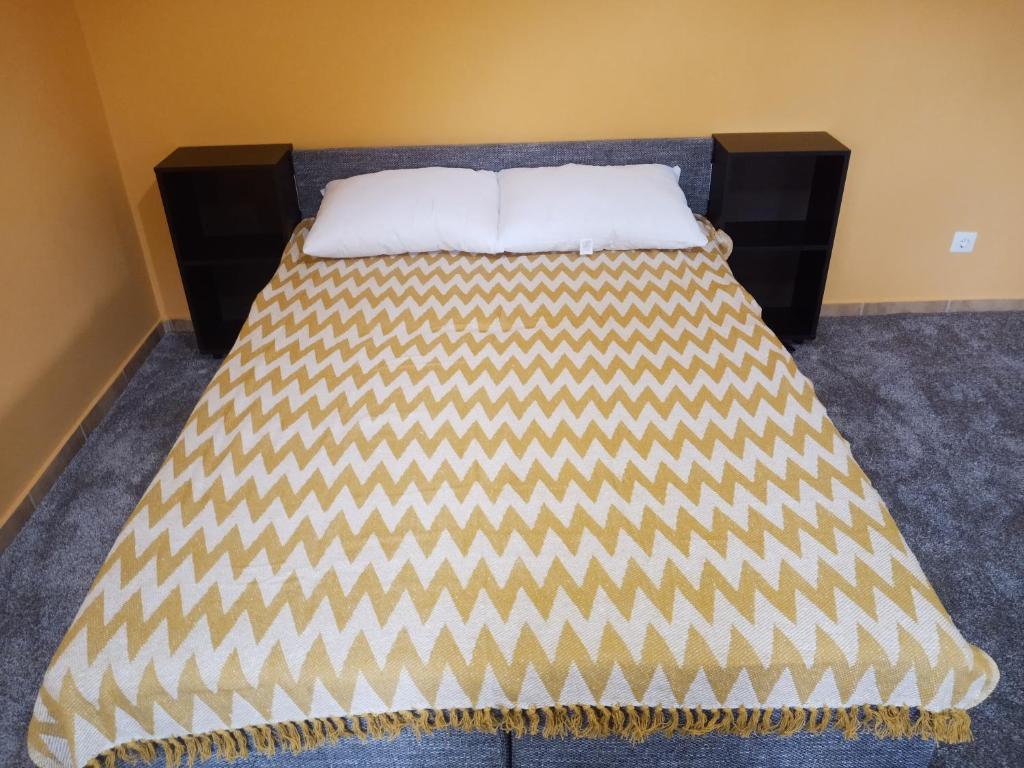 łóżko w pokoju z brązową i białą narzutą w obiekcie Studio34 w mieście Câmpulung