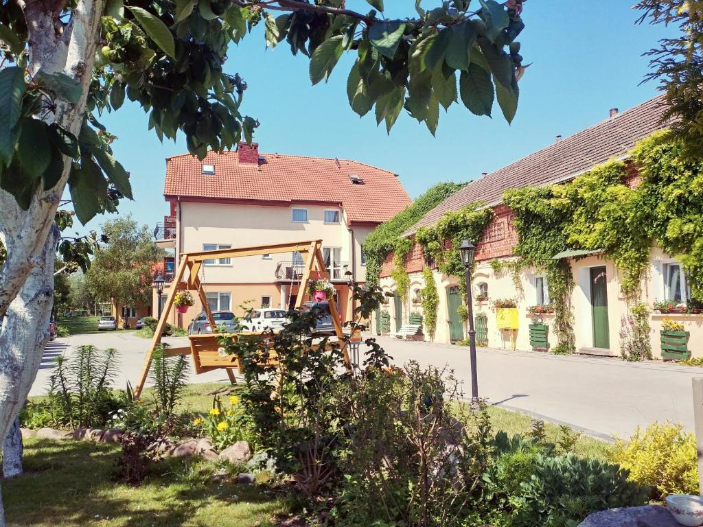 un parque infantil en el patio de un edificio en Guliwer, en Niechorze