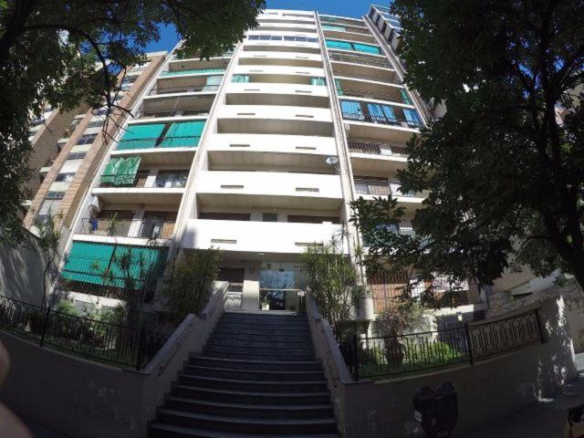 un gran edificio blanco con escaleras delante en Buen Pastor Rest en Córdoba