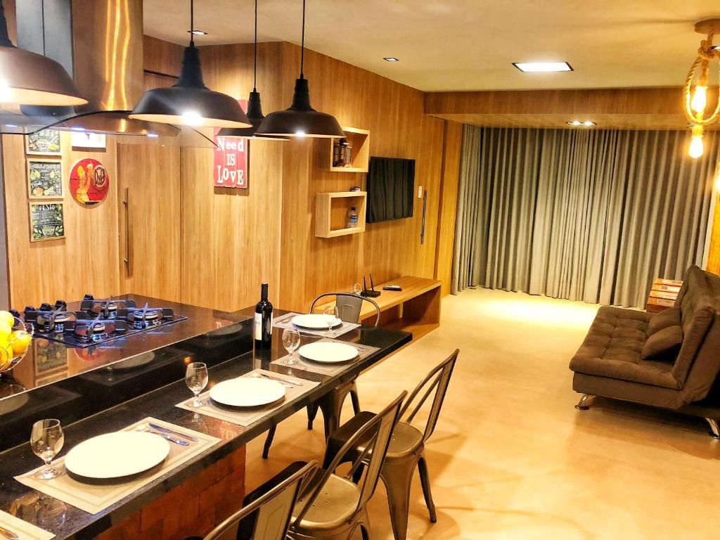 sala de estar con mesa de comedor y sillas en GUARAJUBA PARAÍSO DAS ÁGUAS - O ORIGINAL - são 12 APTS com 1, 2, e 3 quartos - PIONEIROS nesta plataforma desde 2016, OFERECEMOS CREDIBILIDADE - SE LIGA, temos o perfil com o maior número de avaliações positivas da região, seu PET é bem-vindo, en Guarajuba