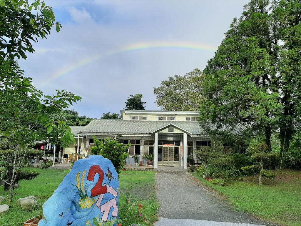 a house with a statue in front of it at Erfen De Homestay in Guanshan