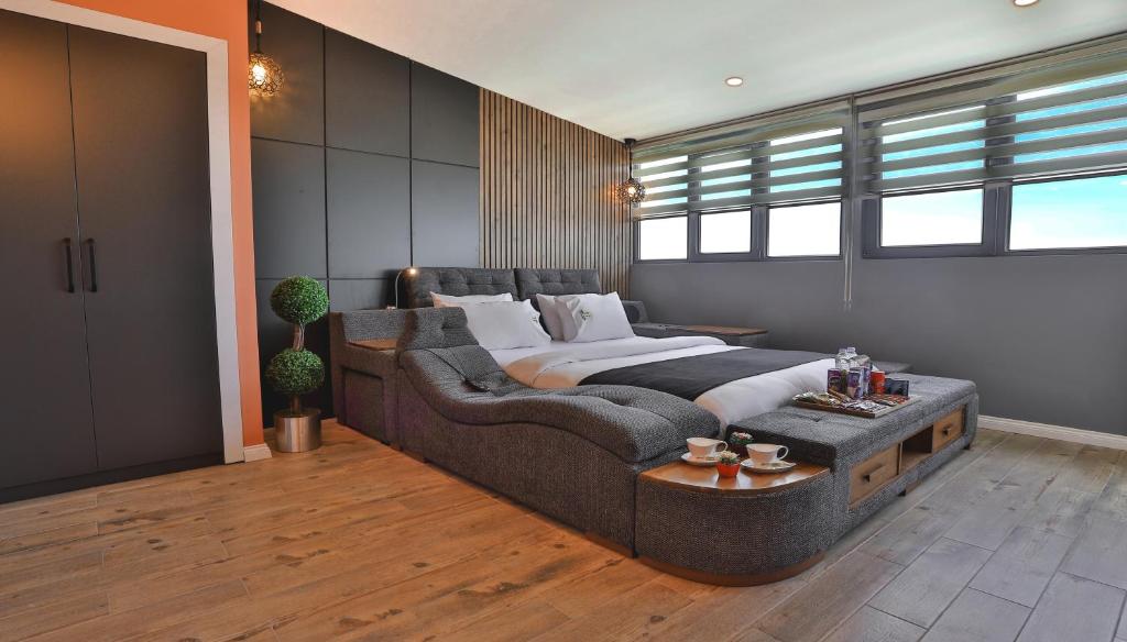 ein Schlafzimmer mit einem großen Bett und einem Sofa in der Unterkunft SWEET HOME SUiTE HOTEL in Trabzon