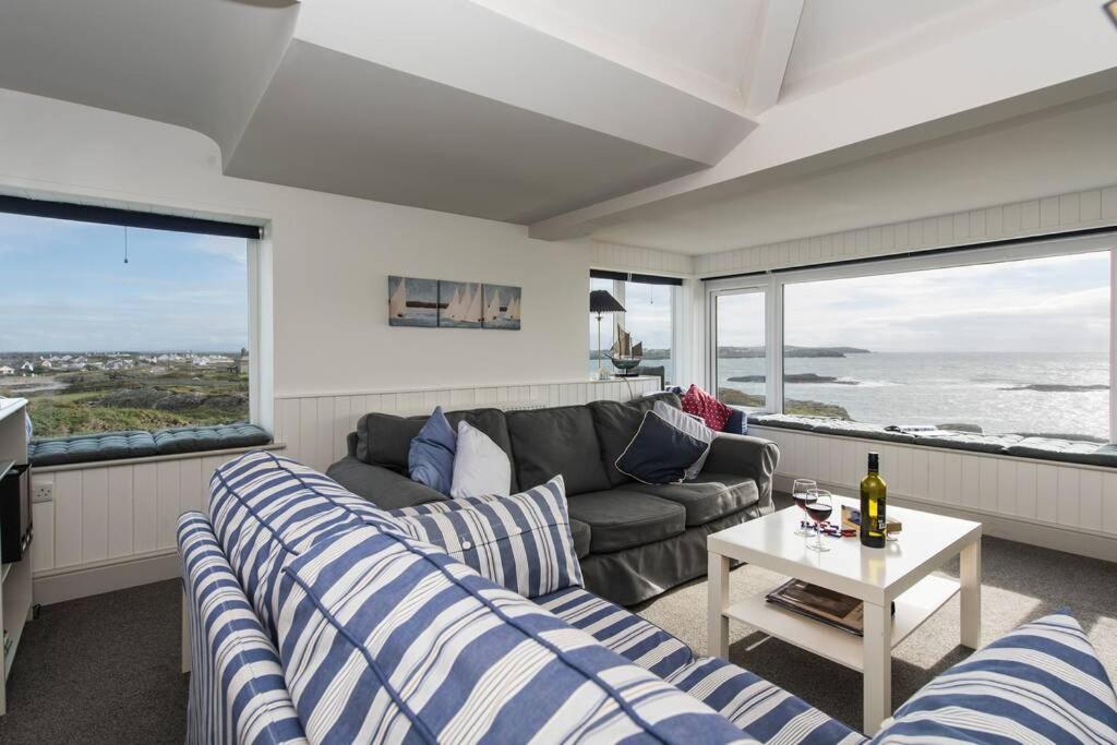 Sala de estar con 2 sofás y mesa en HEADLANDS-2 BED-SEA VIEW APARTMENT-TREARDDUR BAY, en Trearddur