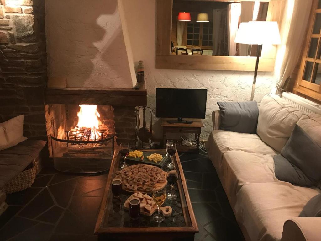 - un salon avec un canapé et une cheminée dans l'établissement chalet artheis, au Grand-Bornand