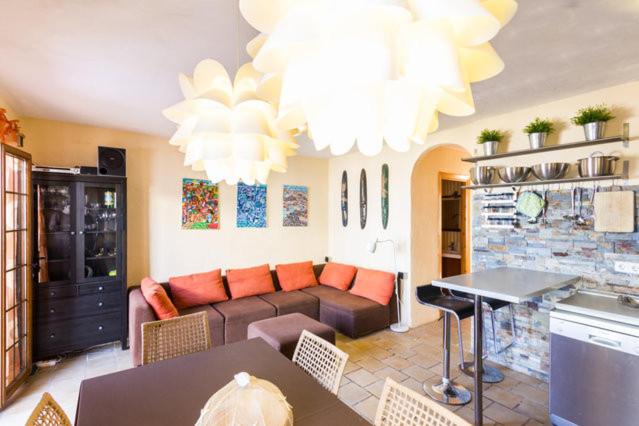 - un salon avec un canapé et une table dans l'établissement Vistas al mar y a 100m de la playa, à Son Parc