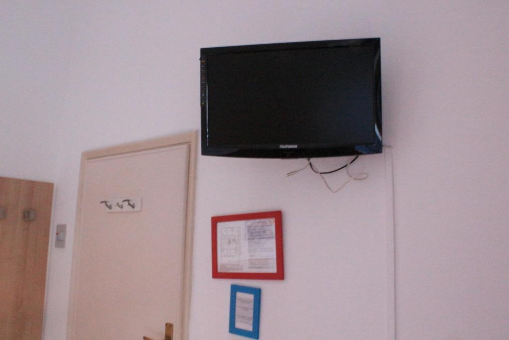 TV a/nebo společenská místnost v ubytování Pensione Fiorella Rimini