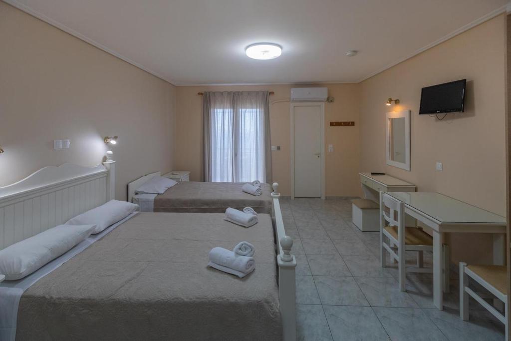 Posteľ alebo postele v izbe v ubytovaní eleni studios