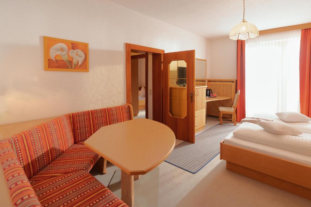 Postel nebo postele na pokoji v ubytování Hotel Berghof