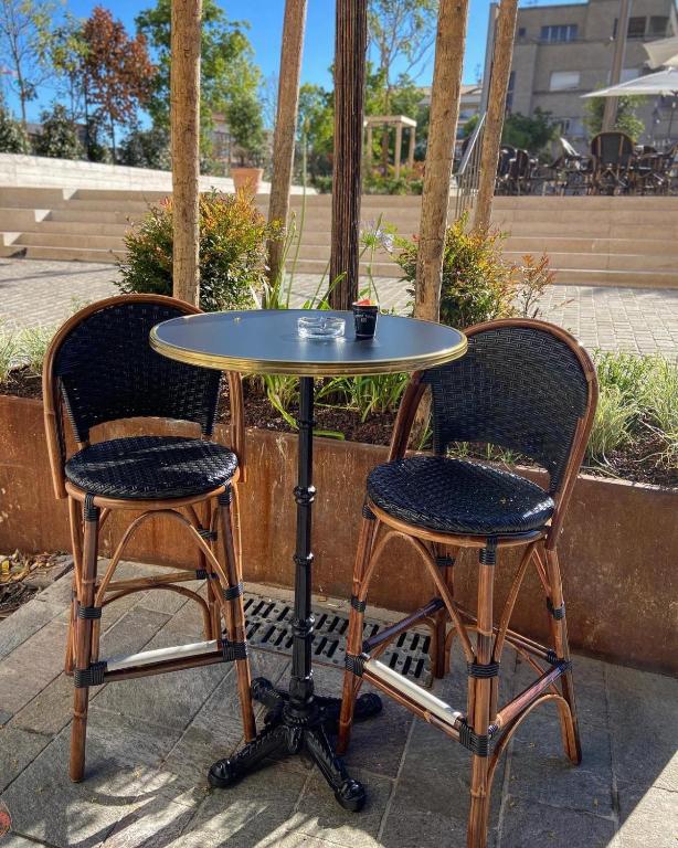 two chairs and a table and a table and two chairs at Hotel Relais Du Postillon in Antibes