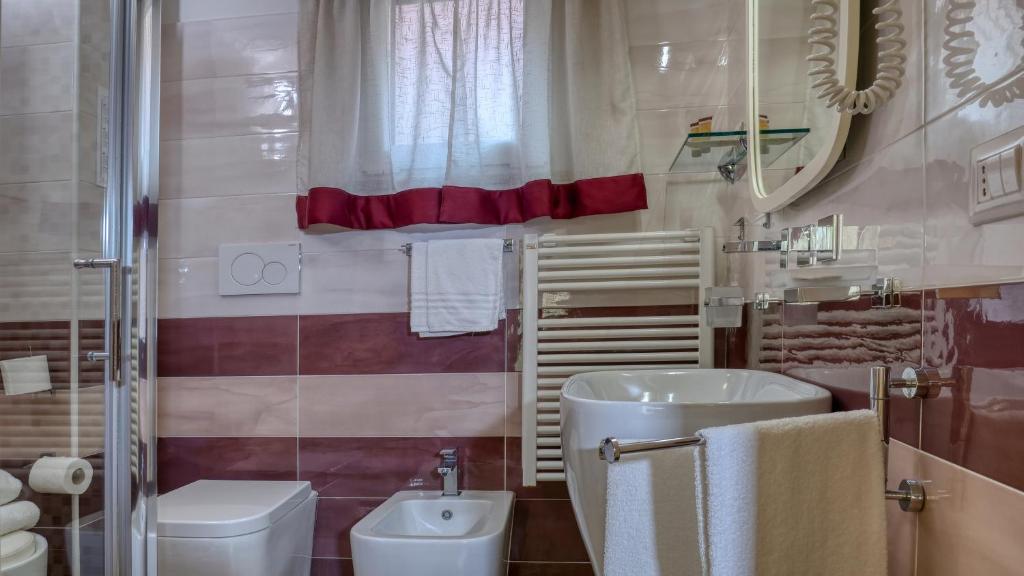 Koupelna v ubytování Smart Suite & Apartments