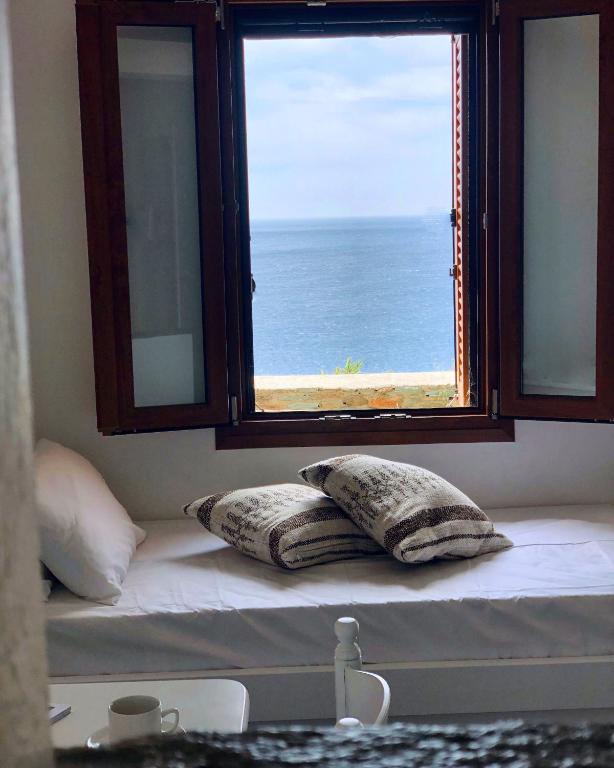 - okno z widokiem na ocean w pokoju w obiekcie En Plo w mieście Agios Romanos