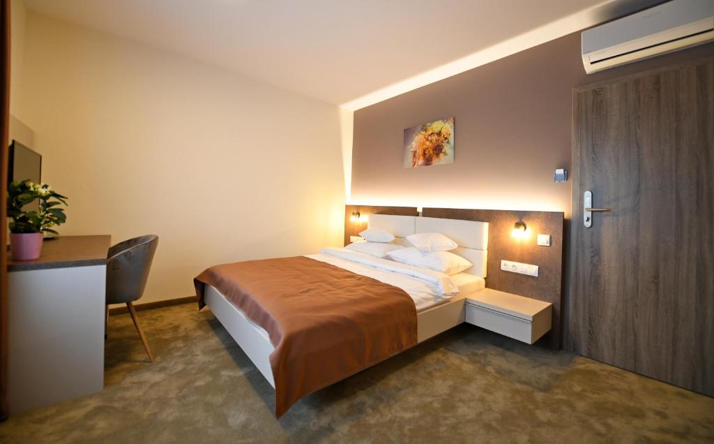 Postel nebo postele na pokoji v ubytování HoHa Boutique Hotel