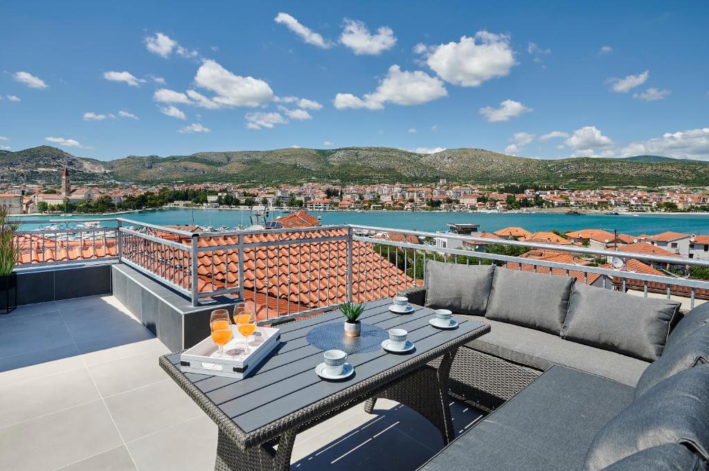 un patio con tavolo e sedie sul balcone. di Apartments & Rooms Žaja a Trogir