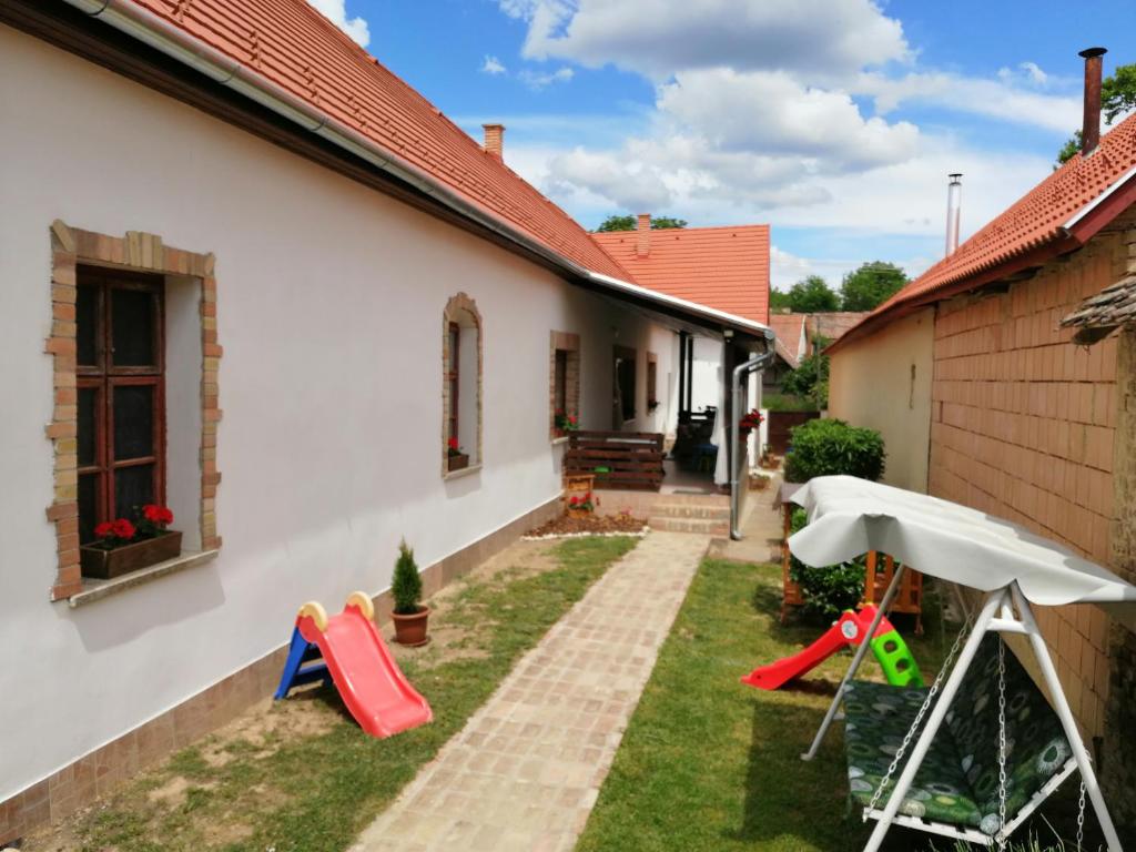 Vonkajšia záhrada v ubytovaní Carolina Vendégház