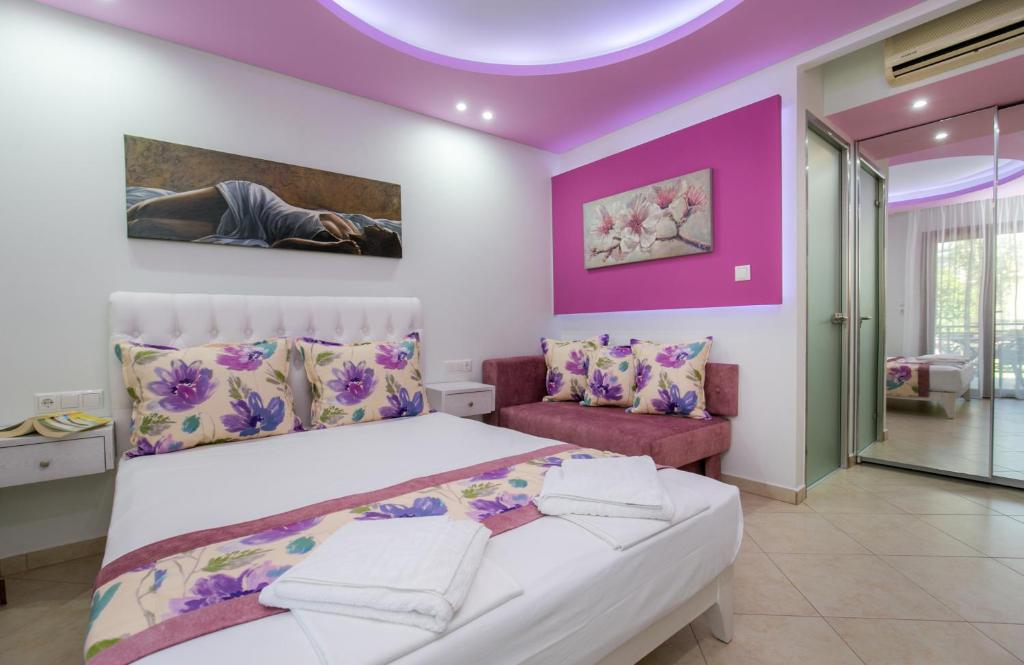 阿斯翠絲的住宿－阿斯特里斯公寓，一间卧室设有一张床和紫色天花板