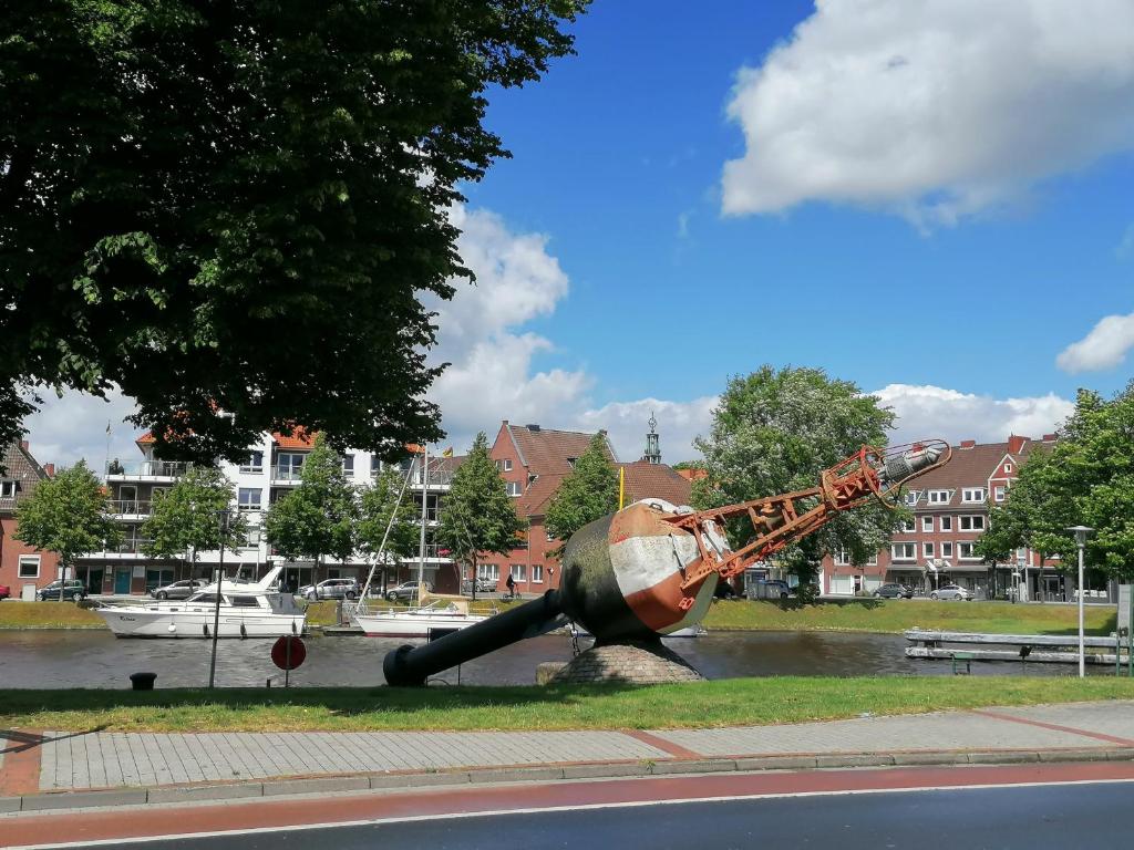 una escultura está a un lado de un río en Ferienwohnung Seebär en Emden